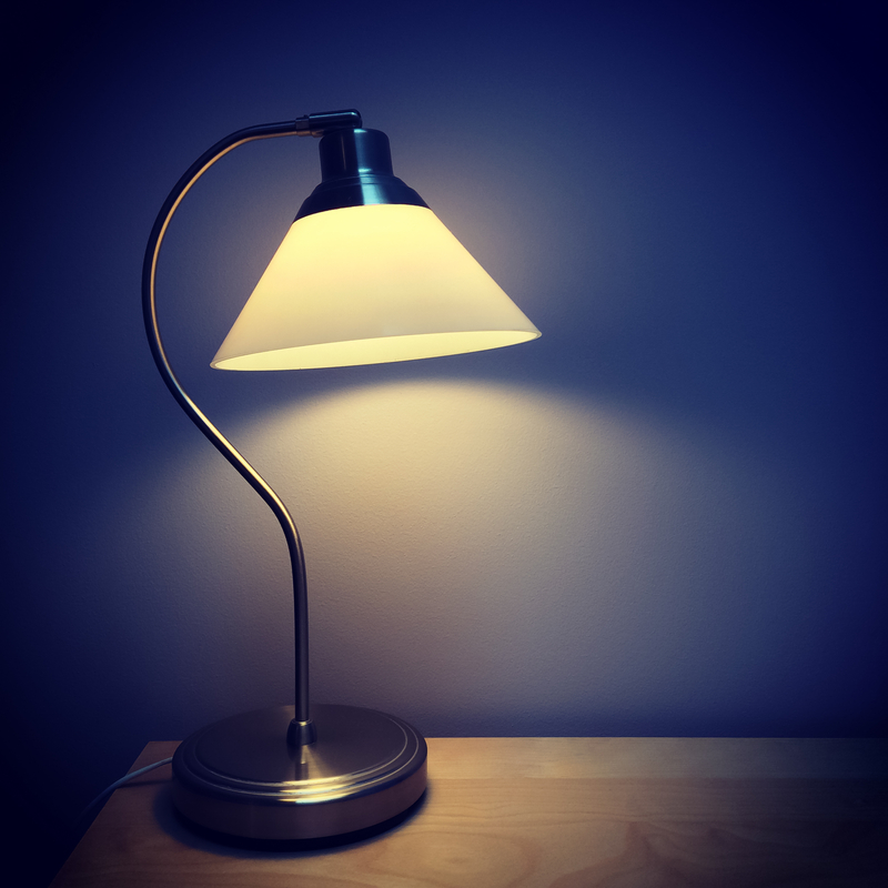 Lys op dit hjem med en bordlampe